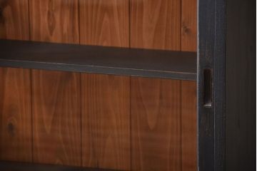 アンティーク家具　アンティークペイント　クリアガラス引き戸の薄型収納棚