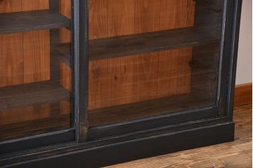 アンティーク家具　アンティークペイント　クリアガラス引き戸の薄型収納棚