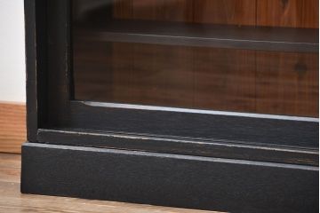 アンティーク家具　アンティークペイント　クリアガラス引き戸の薄型収納棚