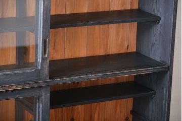 アンティーク家具　アンティークペイント　クリアガラス引き戸の薄型収納棚