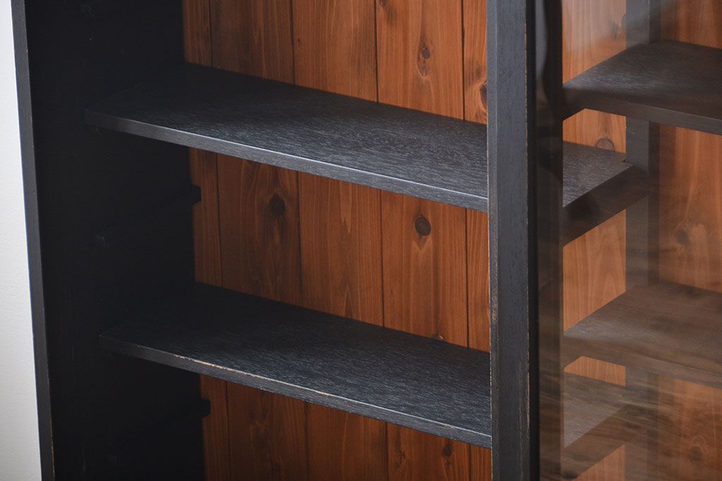 アンティーク家具　アンティークペイント　クリアガラス引き戸の薄型収納棚