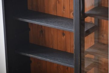 アンティーク家具　アンティークペイント　クリアガラス引き戸の薄型収納棚