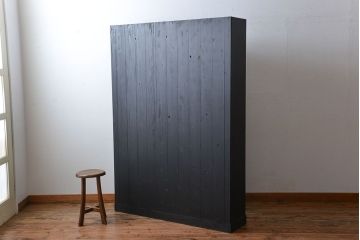 アンティーク家具　アンティークペイント　クリアガラス引き戸の薄型収納棚