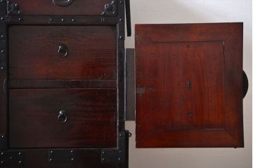 アンティーク家具　古民具・骨董　前面栗材の味わい深い米沢箪笥