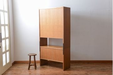 ヴィンテージ家具　1960年代　ビンテージ品　北欧風デザインのカップボード(食器棚)