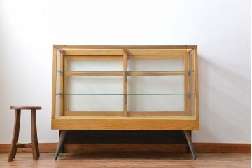 レトロ家具　昭和レトロ　古いナラ材の台形型アンティークガラスケース(ショーケース)