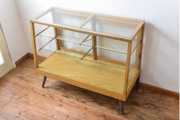レトロ家具　昭和レトロ　古いナラ材の台形型アンティークガラスケース(ショーケース)