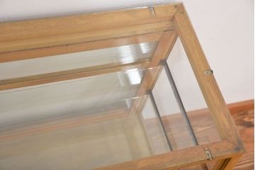 レトロ家具　昭和レトロ　古いナラ材の台形型アンティークガラスケース(ショーケース)