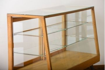 レトロ家具　昭和レトロ　古いナラ材の台形型アンティークガラスケース(ショーケース)