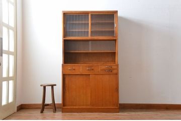 レトロ家具　昭和レトロ　モールガラス入り!古い木製のアンティーク食器棚(カップボード)