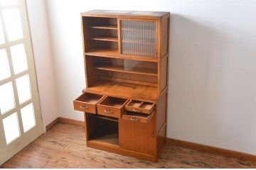レトロ家具　昭和レトロ　モールガラス入り!古い木製のアンティーク食器棚(カップボード)
