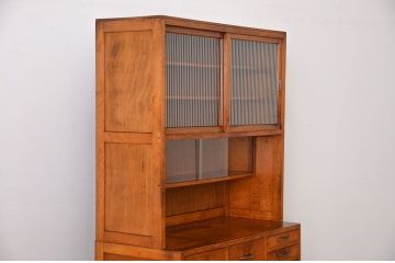 レトロ家具　昭和レトロ　モールガラス入り!古い木製のアンティーク食器棚(カップボード)