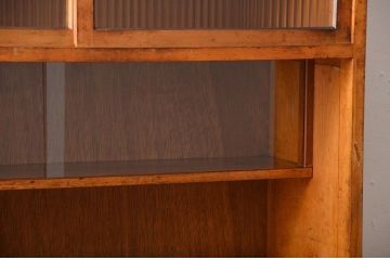 レトロ家具　昭和レトロ　モールガラス入り!古い木製のアンティーク食器棚(カップボード)