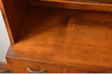 レトロ家具　昭和レトロ　モールガラス入り!古い木製のアンティーク食器棚(カップボード)