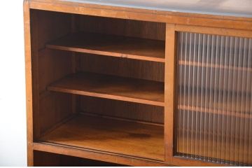 レトロ家具　昭和レトロ　モールガラス入り!古い木製のアンティーク食器棚(カップボード)
