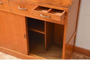 レトロ家具　昭和レトロ　モールガラス入り!古い木製のアンティーク食器棚(カップボード)