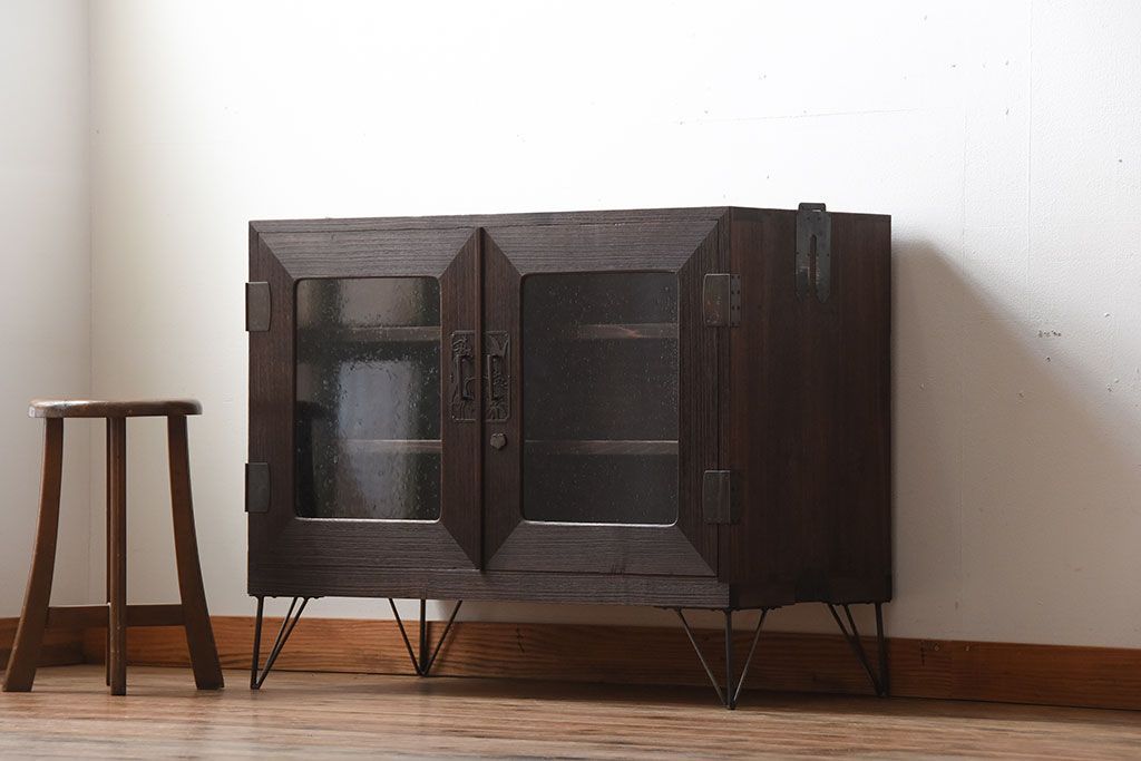 アンティーク家具　和製アンティーク　古い桐材の鉄脚付きローボード(1)