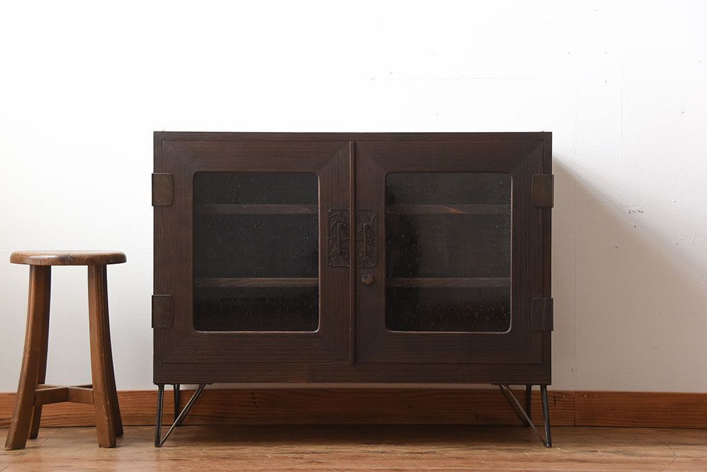 アンティーク家具　和製アンティーク　古い桐材の鉄脚付きローボード(1)