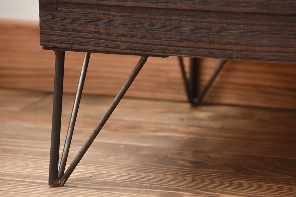 アンティーク家具　和製アンティーク　古い桐材の鉄脚付きローボード(1)