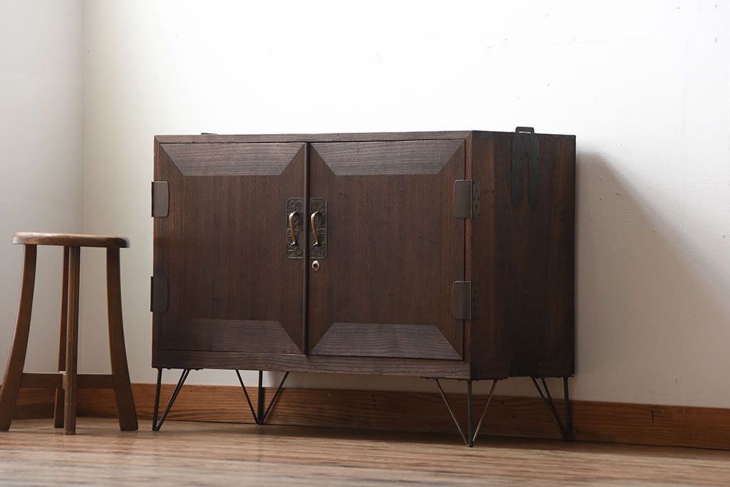 アンティーク家具　和製アンティーク　古い桐材の鉄脚付きローボード(2)