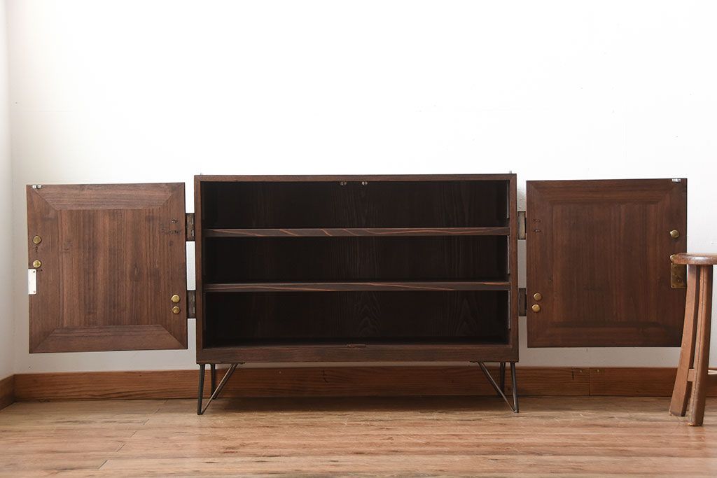 アンティーク家具　和製アンティーク　古い桐材の鉄脚付きローボード(2)