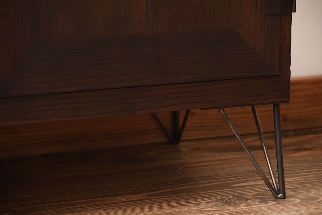 アンティーク家具　和製アンティーク　古い桐材の鉄脚付きローボード(2)