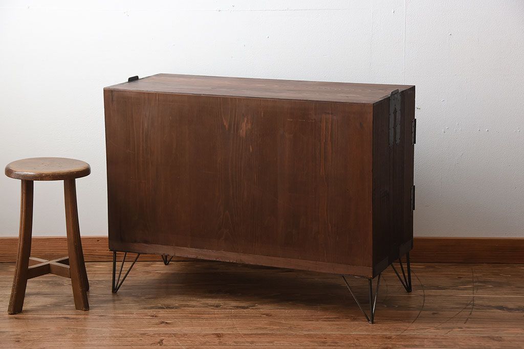 アンティーク家具　和製アンティーク　古い桐材の鉄脚付きローボード(2)