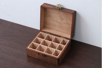 アンティーク雑貨　アンティーク　古い木製の小さな小物入れ(小箱・印鑑ケース)