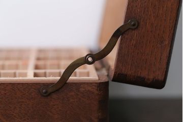 アンティーク雑貨　アンティーク　古い木製の小さな小物入れ(小箱・印鑑ケース)