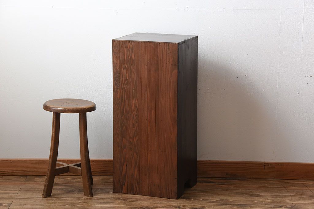 アンティーク家具　和製アンティーク　古い木製の縦型小引き出し