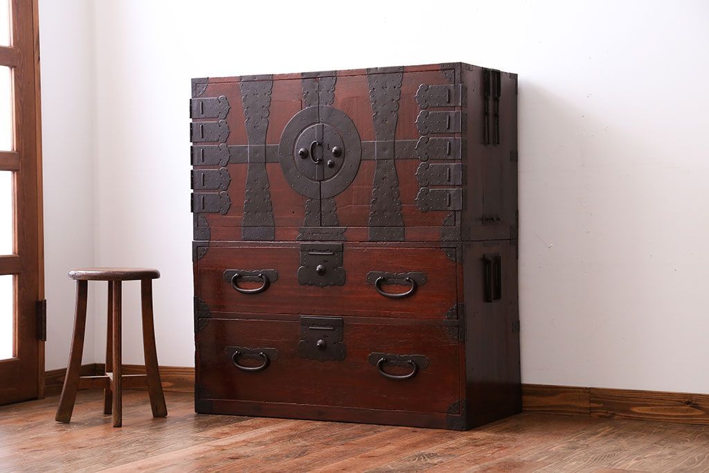 アンティーク家具　古民具・骨董　金具の立派な観音扉の古い衣装箪笥