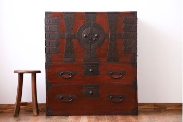 アンティーク家具　古民具・骨董　金具の立派な観音扉の古い衣装箪笥