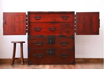 アンティーク家具　古民具・骨董　金具の立派な観音扉の古い衣装箪笥