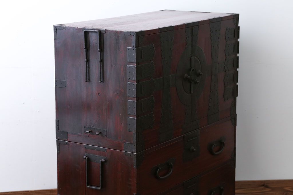 アンティーク家具　古民具・骨董　金具の立派な観音扉の古い衣装箪笥