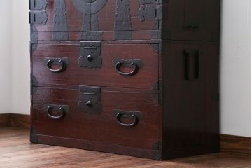 アンティーク家具　古民具・骨董　金具の立派な観音扉の古い衣装箪笥