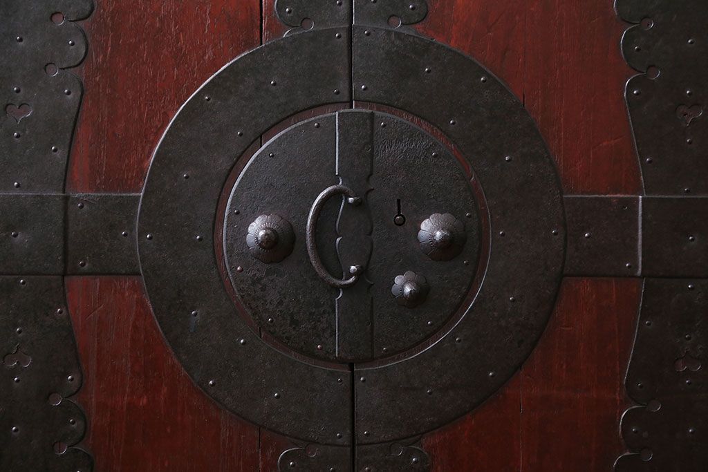 アンティーク家具　古民具・骨董　金具の立派な観音扉の古い衣装箪笥