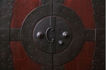 アンティーク家具　古民具・骨董　金具の立派な観音扉の古い衣装箪笥