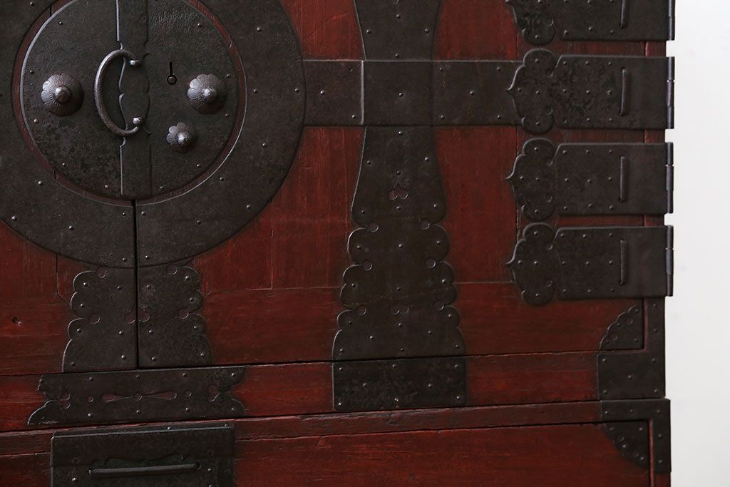 アンティーク家具　古民具・骨董　金具の立派な観音扉の古い衣装箪笥