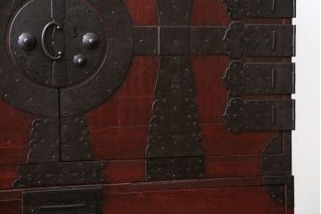 アンティーク家具　古民具・骨董　金具の立派な観音扉の古い衣装箪笥