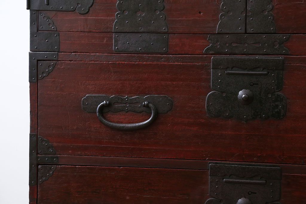 アンティーク家具　古民具・骨董　金具の立派な観音扉の古い衣装箪笥