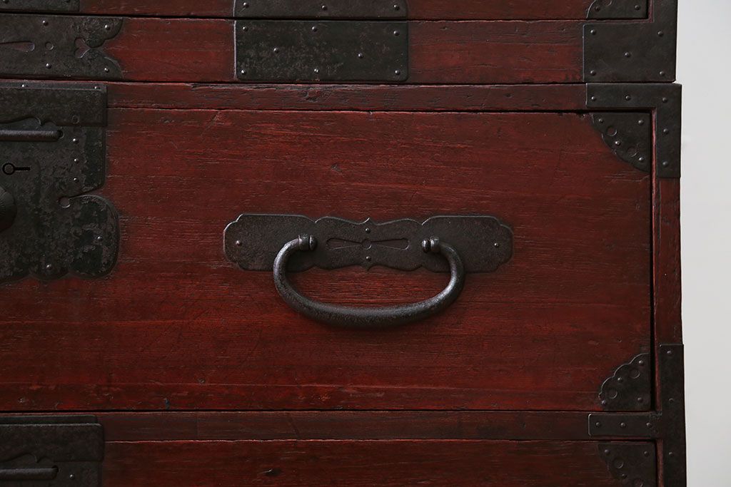 アンティーク家具　古民具・骨董　金具の立派な観音扉の古い衣装箪笥