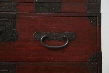 アンティーク家具　古民具・骨董　金具の立派な観音扉の古い衣装箪笥