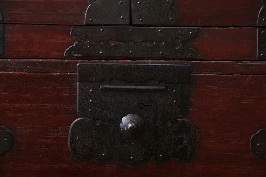 アンティーク家具　古民具・骨董　金具の立派な観音扉の古い衣装箪笥