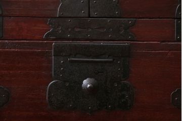 アンティーク家具　古民具・骨董　金具の立派な観音扉の古い衣装箪笥