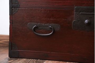 アンティーク家具　古民具・骨董　金具の立派な観音扉の古い衣装箪笥