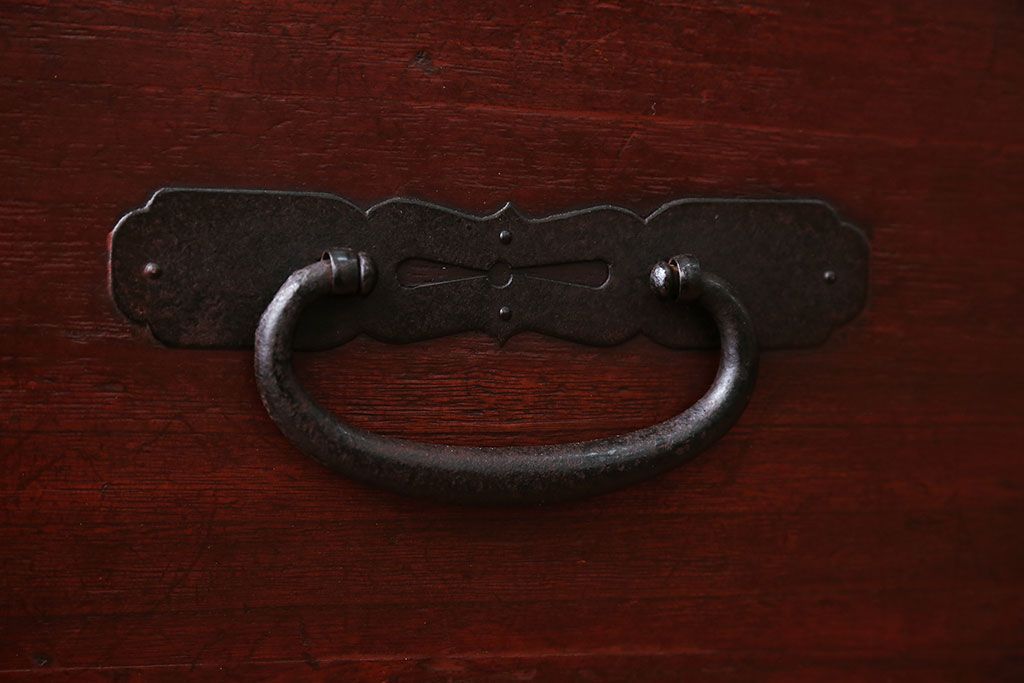 アンティーク家具　古民具・骨董　金具の立派な観音扉の古い衣装箪笥