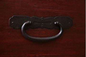 アンティーク家具　古民具・骨董　金具の立派な観音扉の古い衣装箪笥