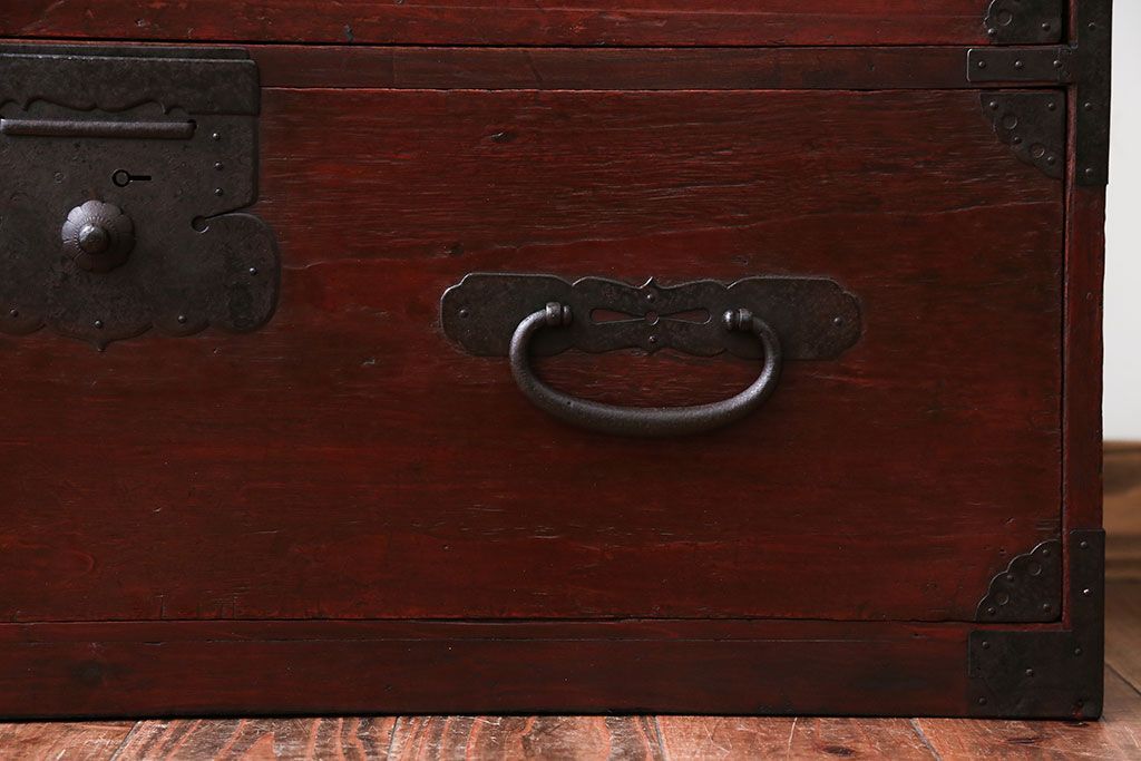 アンティーク家具　古民具・骨董　金具の立派な観音扉の古い衣装箪笥