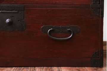 アンティーク家具　古民具・骨董　金具の立派な観音扉の古い衣装箪笥