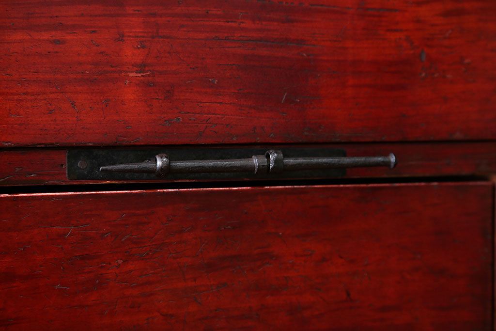 アンティーク家具　古民具・骨董　金具の立派な観音扉の古い衣装箪笥